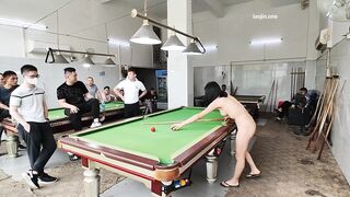 Dâm nữ khỏa thân vào quán bida chơi show hàng public cho mấy a ngắm hàng p5