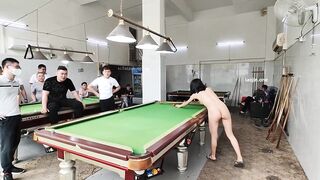 Dâm nữ khỏa thân vào quán bida chơi show hàng public cho mấy a ngắm hàng p5