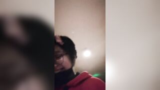 Dâm nữ mới lớn nứng lồn ra cầu thang tự quay vid show hàng lồn rậm móc lồn public