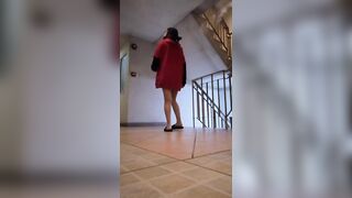 Dâm nữ mới lớn nứng lồn ra cầu thang tự quay vid show hàng lồn rậm móc lồn public