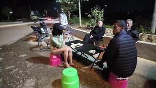 E teen dâm xin vào nhậu cùng với các bô lão mà lại show hàng public cho các bác xem