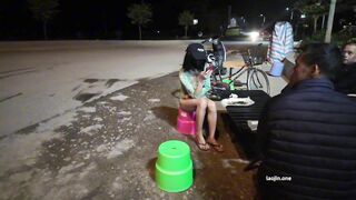 E teen dâm xin vào nhậu cùng với các bô lão mà lại show hàng public cho các bác xem