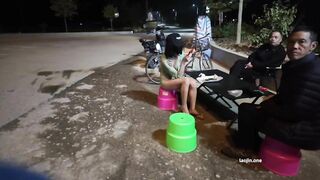 E teen dâm xin vào nhậu cùng với các bô lão mà lại show hàng public cho các bác xem