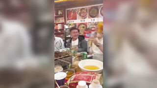Hảo hán,e teen nhậu say quậy phá đứng dậy cởi áo khoe ngực bự cho đám b xem
