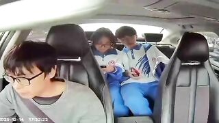 2 em học sinh cực bạo đi taxi lại lén lút quấn quýt nhau public sau lưng tài xế