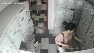 quay lén ohofng thay đồ bể bơi toàn mấy em xinh tươi - phần 1