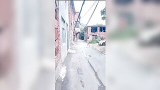 Cô gái cởi quần áo đi khắp nơi trước mặt người khác