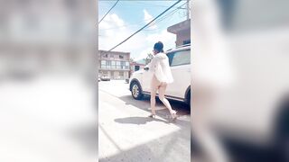 Cô gái cởi quần áo đi khắp nơi trước mặt người khác