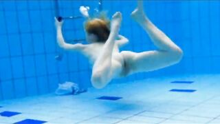 Lồn múp rụp gái teen dưới làn nước
