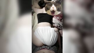 chưa kịp cởi mà bé sinh viên năm nhất bắt anh chịch luôn