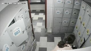 quay lén mấy em gái xinh thay quần áo ở bể bơi - phần 1