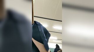 quay lén dưới váy mấy đứa bạn mặc váy ngắn đi học