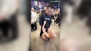 Đang hot bên Trung, Cô giáo trường tiểu học bú cu người lạ giữa đường