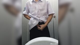 Học sinh lén trong nhà vệ sinh sục cặc