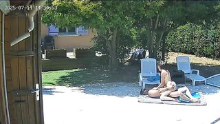 QUAY LÉN ĐÔI HÀNG XÓM RA SÂN NHÀ CHỊCH