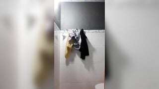 Em học sinh quay clip tự tắm