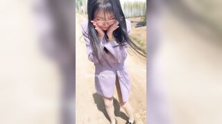 Con chó cái không mặc đồ móc giữa đường