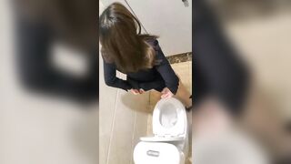 Quay lén gái văn phòng đi đái
