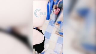 Đg nấu ăn trog bếp mà thấy e dâu đg đi tắm tướng tá ngon quá xông vào đè ra doggy