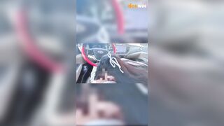 Đg lái xe mà e tụt quần a ra đòi bú cu bằng tấp vào lề cho e bú cặc public trên xe p3