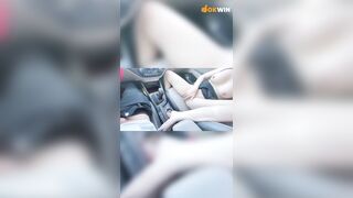 Đg lái xe mà e tụt quần a ra đòi bú cu bằng tấp vào lề cho e bú cặc public trên xe p4