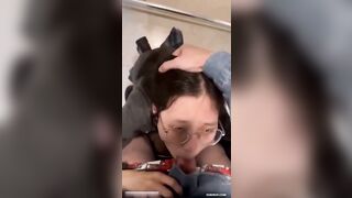2 E HS LOVE 10 TRỐN VÀO WC BÚ MÚT CHO NHAU