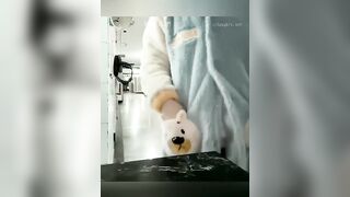 Em học sinh biến thái ra giữa đường tè bậy và thủ dâm ở cầu thang
