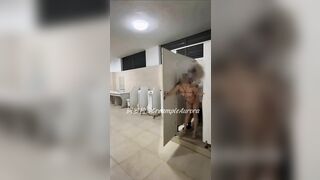 Cô gái vào toilet bị đụ bị người ta phát hiện