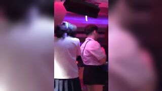 Ngẫu hứng khoe vú trên sân khấu khi đang nhảy nhót với đám bạn