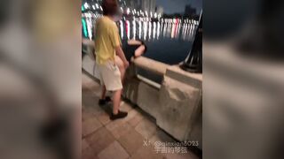 Đang đi dạo hóng gió mà nứng quá kéo váy em lên chịch luôn