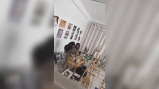 2 em sinh viên hội họa đụ nhau ngay trong phòng vẽ