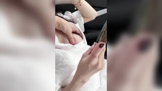 Vợ đi taxi chỗ người lạ mò vú và sờ lồn trên xe