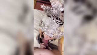 một cô gái mặc trang phục dân tộc với khả năng bú cu đỉnh cao