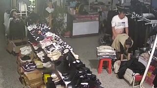 Hack Camera Shop quần áo phát hiện anh chủ tiệm địt em nhân viên bán hàng 4