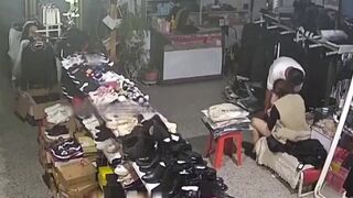 Hack Camera Shop quần áo phát hiện anh chủ tiệm địt em nhân viên bán hàng 4