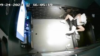 Check cam thấy cặp đôi địt nhau sung ngay tại phòng karaoke của quán