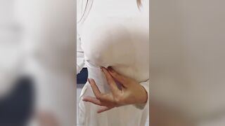 Gạ được em học sinh trong bộ áo dàii