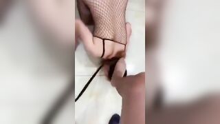 Huấn luyện chó cái uống nước đái trên sàn nhà