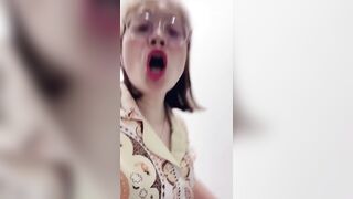 Dâm nữ ốm vẫn lên live ngồi đái cho ae xem