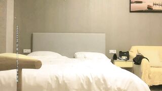 Cùng bạn thân của vợ lén lút trốn vào khách sạn địt nhau còn lén đặt cam quay lén