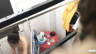 Quay lén em sinh viên phòng bên hàng ngon cực xinh đi tắm
