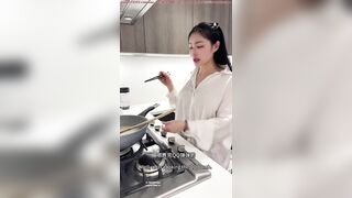 Gái xinh làm đồ ăn chung với con cặc