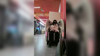 Một Femboy dâm đãng thủ dâm ở nơi đông người.