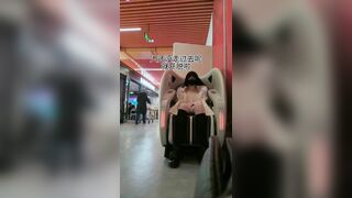 Một Femboy dâm đãng thủ dâm ở nơi đông người.
