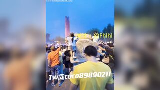 Dâm nữ khỏa thân móc lồn public trg lễ hội ngay sau lưng đám đông