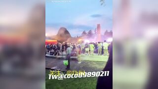 Dâm nữ khỏa thân móc lồn public trg lễ hội ngay sau lưng đám đông