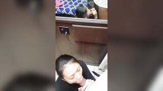 Châu Á bú cu bự tây đen ngoác cả mồm