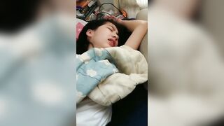 Tranh thủ móc lồn lúc e nó ngủ