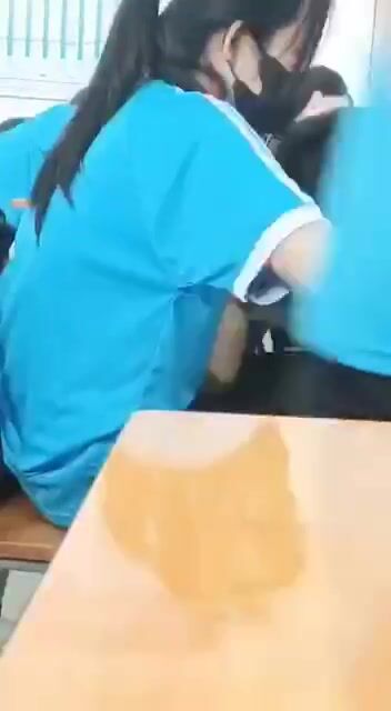 học sinh bóp vú trong lớp