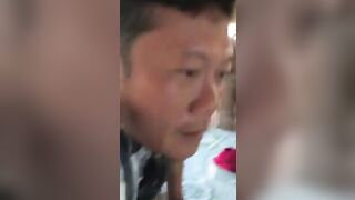 Không mặc quần lót ngồi nhậu khoe lồn với bạn.